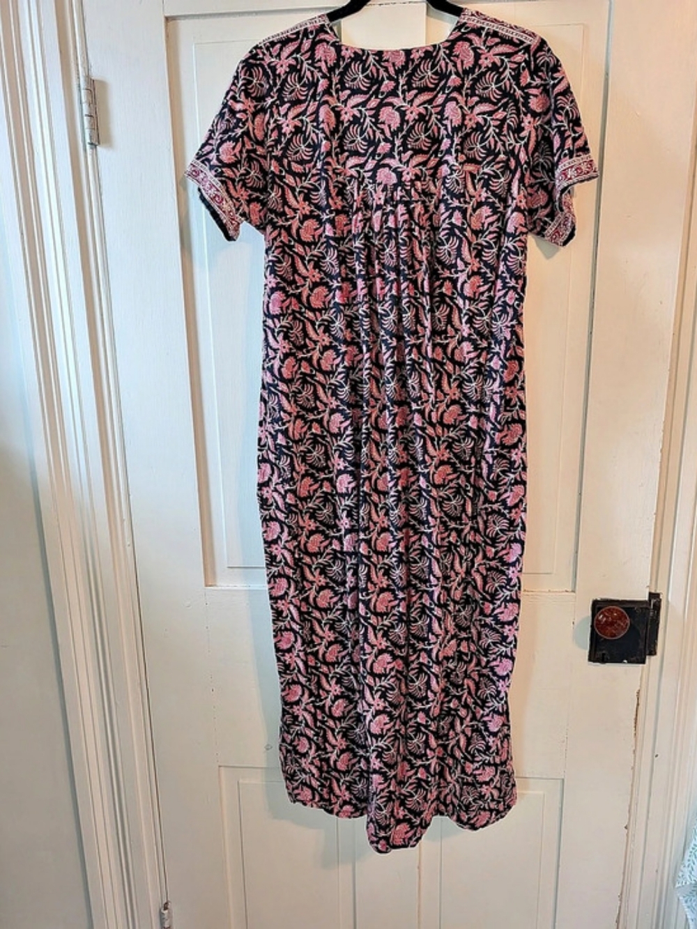 Relax Floral Maxi Dress in Black & Pink Size Large Like New